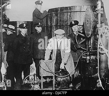 Équipements de l'inspection de la police de Detroit trouvés dans une brasserie clandestine à l'époque de la Prohibition Banque D'Images