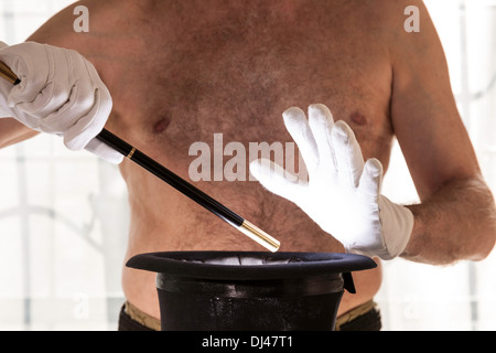 Magicien avec pas de chemise en spectacle avec Top Hat et baguette, USA Banque D'Images