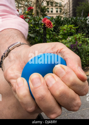 Man flexing balle anti-stress, USA Banque D'Images