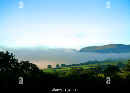 Pen Y Fan monte au-dessus du brouillard tôt le matin, Pencelli, Brecon Beacons, Powys, Pays de Galles, Grande-Bretagne, Royaume-Uni. Banque D'Images