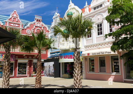 Palmiers dominent la place principale de Oranjestad à Aruba Banque D'Images