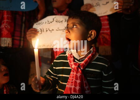 Gaza, territoire palestinien. 21 nov., 2013. Un enfant palestinien crie des slogans pour résoudre la crise électrique de Gaza alors qu'il est titulaire d'une bougie au cours d'une manifestation organisée par le Front démocratique pour la libération de la Palestine (FDLP) devant le siège social de la société d'électricité dans la bande de Gaza le 21 novembre 2013. Credit : ZUMA Press, Inc./Alamy Live News Banque D'Images