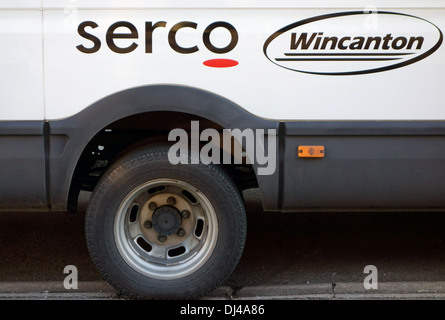 Logo sur la prison de Serco van, Londres Banque D'Images