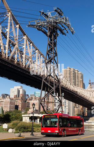 L'Ed Koch Queensboro Bridge traverse l'East River, NEW YORK Banque D'Images