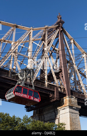 L'Ed Koch Queensboro Bridge traverse l'East River, NEW YORK Banque D'Images