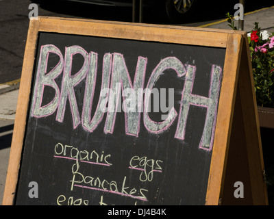 Trottoir Menu Brunch ardoise, NYC Banque D'Images