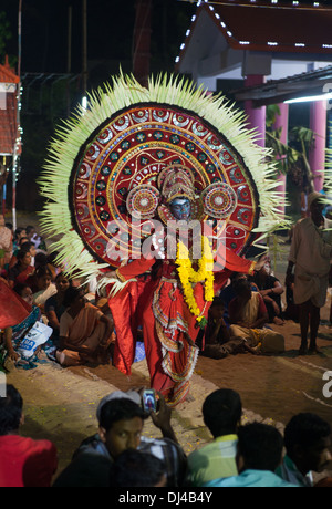 Cérémonie de l'Agni Kavadi Firewalker, Perunguzhi, Kerala, Inde, Asie Banque D'Images