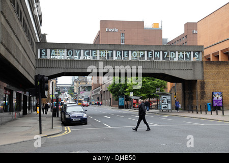 Vue Ouest de la passerelle au-dessus de béton recouvert Renfrew Street menant à la Savoie Shopping Centre, Glasgow, Écosse, Royaume-Uni Banque D'Images