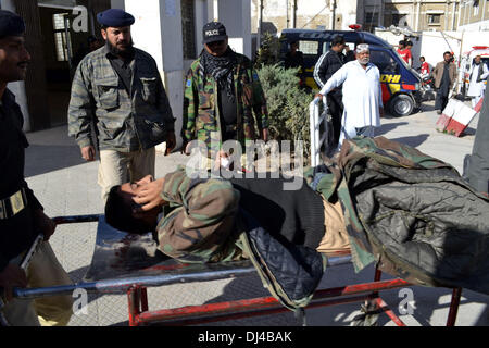 Quetta, Pakistan. Le 21 novembre 2013 (Xinhua) -- les gens de transférer un policier blessé dans un hôpital dans le sud-ouest du Pakistan Quetta le 21 novembre 2013. Au moins cinq personnes ont été tuées et 20 autres blessés lorsqu'une explosion a frappé la zone de marché dans le sud-ouest du Pakistan ville de Quetta, jeudi matin, a rapporté la chaîne de télévision russe locale Geo. (Xinhua/Asad) Credit : Xinhua/Alamy Live News Banque D'Images