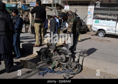 Quetta, Pakistan. Le 21 novembre 2013 (Xinhua) -- Un policier inspecte les débris d'une moto à l'explosion détruit dans le sud-ouest du Pakistan, Quetta le 21 novembre 2013. Au moins cinq personnes ont été tuées et 20 autres blessés lorsqu'une explosion a frappé la zone de marché dans le sud-ouest du Pakistan ville de Quetta, jeudi matin, a rapporté la chaîne de télévision russe locale Geo. (Xinhua/Asad) Credit : Xinhua/Alamy Live News Banque D'Images