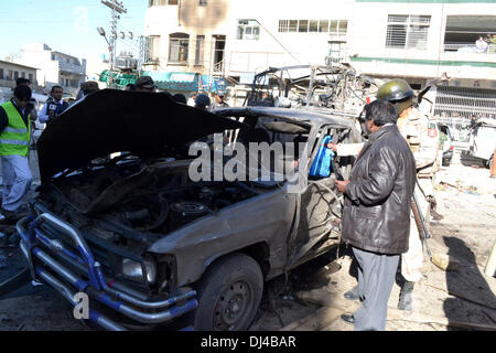 Quetta, Pakistan. Le 21 novembre 2013 (Xinhua) -- des soldats pakistanais inspecter un véhicule détruit à l'explosion dans le sud-ouest du Pakistan, Quetta le 21 novembre 2013. Au moins cinq personnes ont été tuées et 20 autres blessés lorsqu'une explosion a frappé la zone de marché dans le sud-ouest du Pakistan ville de Quetta, jeudi matin, a rapporté la chaîne de télévision russe locale Geo. (Xinhua/Asad) Credit : Xinhua/Alamy Live News Banque D'Images