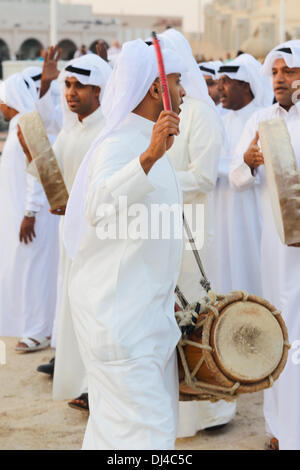 DOHA, QATAR, Nov 21, 2013 : une troupe folklorique du Qatar effectue de tambours traditionnels et le chant pendant la 3ème dhaw traditionnel festival tenu à Katara cultural village dans la région de la baie de l'ouest de la capitale du Qatar. Credit : Art du voyage/Alamy Live News Banque D'Images