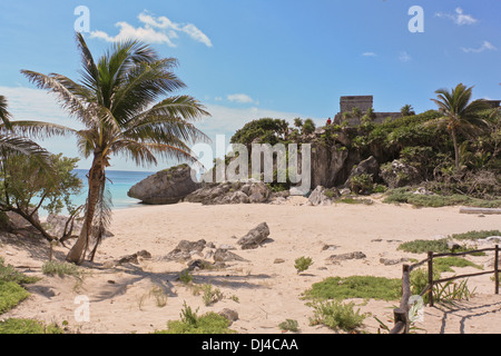 Plage de sable blanc à Tulum au Mexique, de l'emplacement de ruines mayas. Banque D'Images