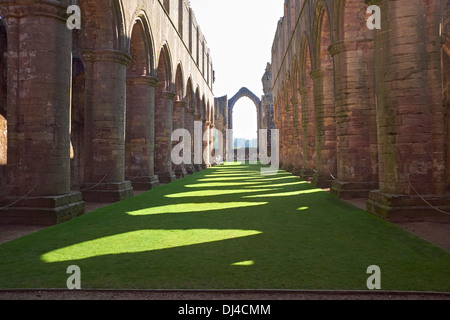 Une vue sur l'extérieur du monastère cistercien l'abbaye de Fountains North Yorkshire en Angleterre. Banque D'Images