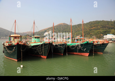 Les bateaux de pêche à Tai O village. L'île de Lantau, Hong Kong, Chine Banque D'Images