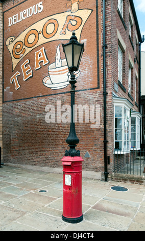 Lampe rue combiné et boîte postale à la Co-op des Pionniers de Rochdale, musée Toad Lane, Rochdale, Greater Manchester, Angleterre, Royaume-Uni. Banque D'Images