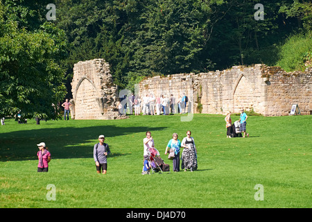 Une vue sur l'extérieur du monastère cistercien l'abbaye de Fountains North Yorkshire en Angleterre. Banque D'Images