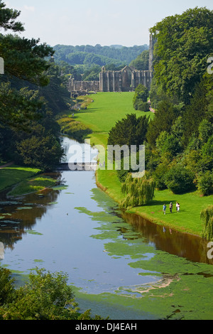 Une vue sur l'extérieur du monastère cistercien l'abbaye de Fountains North Yorkshire en Angleterre. Banque D'Images