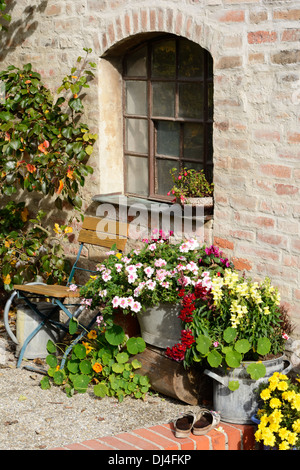 Vieille fenêtre décorée de fleurs Banque D'Images