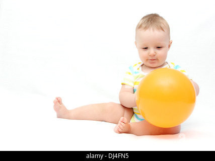 Petit bébé avec ballon Banque D'Images