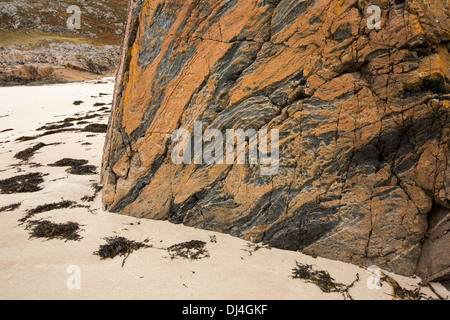 Gneiss Lewisian, certaines des plus anciennes roches dans le monde à une petite plage à Achmelvich Assynt dans, North West Highlands, Ecosse, Royaume-Uni. Banque D'Images