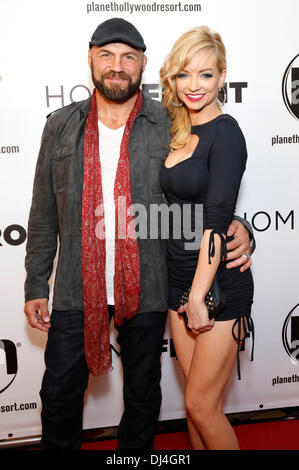 Randy Couture et Mindy Robinson assister à la première mondiale de ''Homefront' au Planet Hollywood Resort & Casino le 20 novembre 2013 à Las Vegas, Nevada Banque D'Images