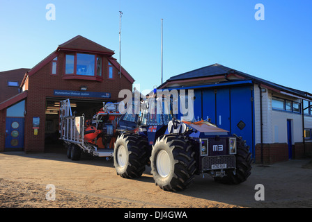 L'embarcation à Old Hunstanton sur la côte nord du comté de Norfolk derrière son tracteur. Banque D'Images