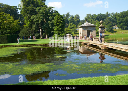 Une vue sur l'extérieur du monastère cistercien l'abbaye de Fountains North Yorkshire en Angleterre. Banque D'Images