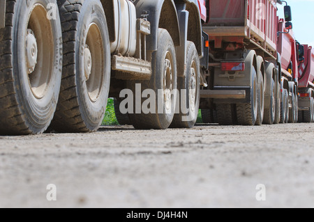 - Roues de camions dans une rangée Banque D'Images