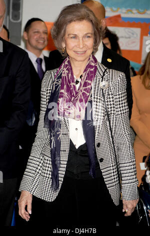 South Bronx, NY, USA . 20 nov., 2013. Sa Majesté la Reine Sofia d'Espagne visites Middle School South Bronx (MS-223) Le 20 novembre 2013 à New York. Dpa : Crédit photo alliance/Alamy Live News Banque D'Images