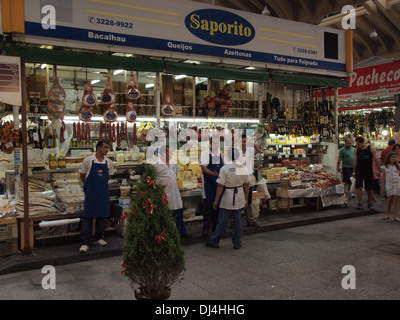 Un décrochage dans le marché alimentaire CEASA à Sao Paulo la vente de conserves de viandes, fromage et la morue séchée (bacalhau) Banque D'Images