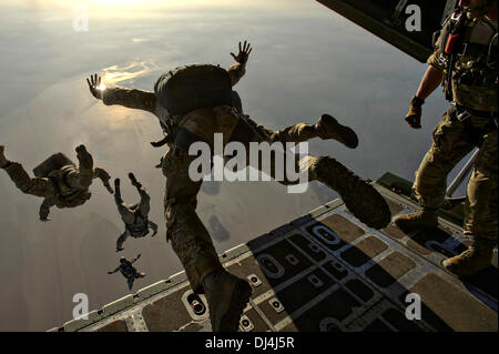 US Air Force pararescuemen affecté à la 82e Escadron de sauvetage expéditionnaire sauter d'une armée de l'air HC-130J Combattre King II 19 novembre 2013, près du Camp Lemonnier, Djibouti. Banque D'Images