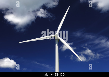 Turbine Wwind contre le ciel bleu Banque D'Images