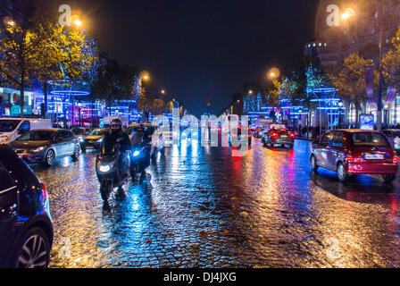 Paris, France, voitures conduisant dans la pluie, nuit, scène de rue de circulation avec décorations d'éclairage de Noël sur l'avenue des champs-Elysées, pluie, la nuit, LED hiver écologique Banque D'Images