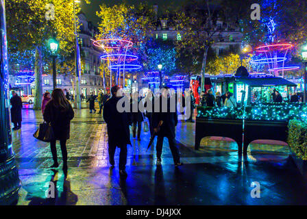 Paris, France, foule gens marchant Lumières de Noël, décorations d'éclairage écologiques LED modernes sur l'avenue des champs-Elysées, occupé, pluie, scène de rue la nuit, coloré, centre de la rue, lumières énergie durable foule marchant, hiver Banque D'Images