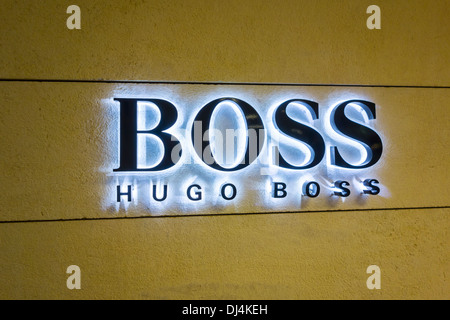Boss Hugo Boss logo signe lumière lumières éclairées Banque D'Images