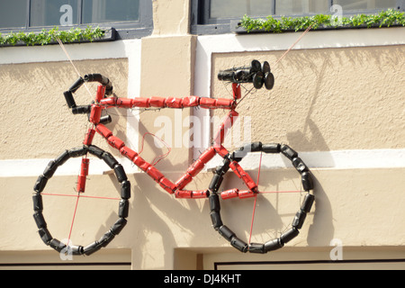 Modèle vélo mural fabriqué à partir de canettes de soda ou boisson fraîche Banque D'Images