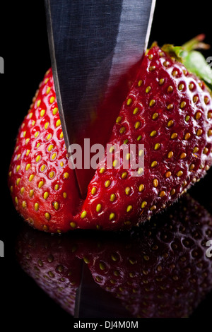 Faire cuire les fraises coupées dans un bureau en verre. Banque D'Images