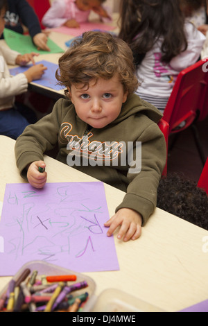 Nous sommes les enfants d'école maternelle/early learning centre dans le quartier de Kensington multiculturelle très Brooklyn, NY Banque D'Images