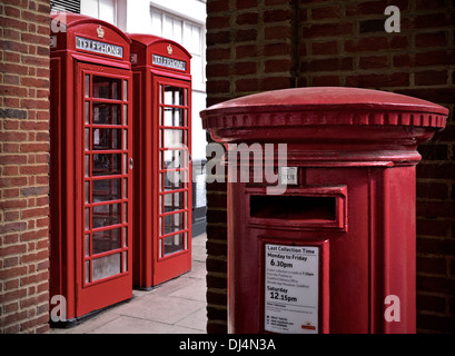 Travail traditionnel préservé BT téléphone rouge boîtes avec red Royal Mail pilier postal fort en premier plan UK Banque D'Images