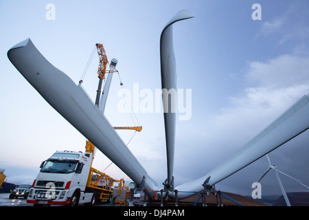 Loch Luichart une ferme éolienne de 69 MW en cours de construction sur la lande sauvage près de Garve dans le nord-ouest des Highlands d'Écosse. Sa construction permettra de fournir l'électricité neutre en carbone, mais implique une intrusion visuelle sur les terres sauvages et le déchirement de la tourbe lande riche pour construire un réseau de pistes de montagne pour accéder les turbines. Banque D'Images