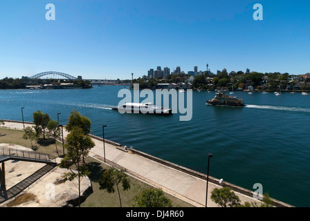 Vue depuis le coin salon ombragé en haut d'une falaise de grès de ballast au Point Park, Sydney, Australie Banque D'Images