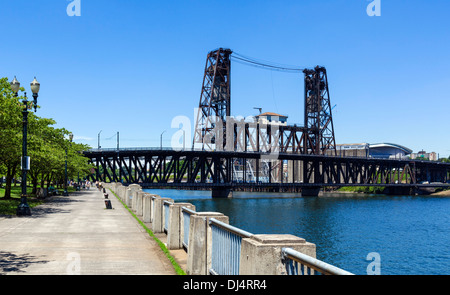 Le pont en acier de Tom McCall Waterfront Park, Willamette River, Portland, Oregon, USA Banque D'Images