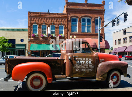 Vieux camion Chevrolet Advance Design 3100 sur la rue Main, au centre-ville de Pendleton, Oregon, USA Banque D'Images
