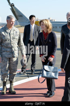 Tokyo, Japon. 21 nov., 2013. Caroline Kennedy, nouvel ambassadeur des États-Unis au Japon, est accueilli par le lieutenant général Salvatore Angelella, commandant des forces américaines au Japon, lors de son arrivée à Yokota Air Base le jeudi 21 novembre. Kennedy, la première femme du pays à l'envoyé américain, a rencontré des militaires américains et leurs familles lors de sa première visite à l'établissement militaire américain situé à l'ouest de Tokyo. Credit : Natsuki Sakai/AFLO/Alamy Live News Banque D'Images