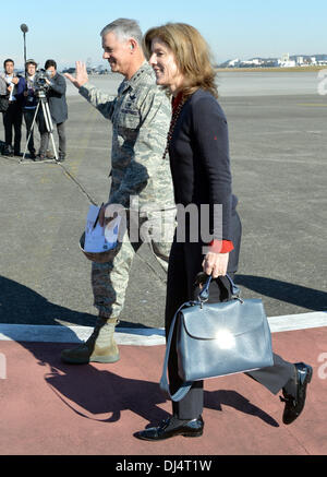 Tokyo, Japon. 21 nov., 2013. Caroline Kennedy, nouvel ambassadeur des États-Unis au Japon, est accueilli par le lieutenant général Salvatore Angelella, commandant des forces américaines au Japon, lors de son arrivée à Yokota Air Base le jeudi 21 novembre. Kennedy, la première femme du pays à l'envoyé américain, a rencontré des militaires américains et leurs familles lors de sa première visite à l'établissement militaire américain situé à l'ouest de Tokyo. Credit : Natsuki Sakai/AFLO/Alamy Live News Banque D'Images