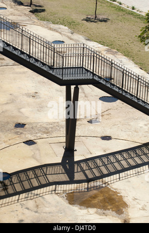 Piscine escalier métallique au point de Ballast Park, Sydney, Australie. Ombre portée sur le sol. Banque D'Images