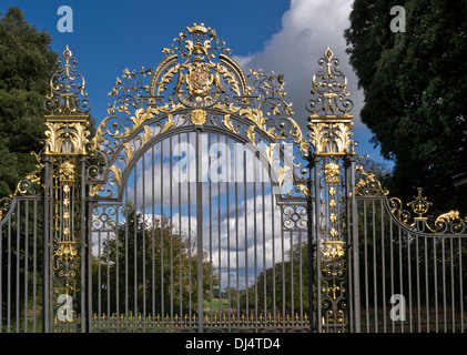 Doré orné portes de Clandon Park avec Onslow emblème familial Surrey UK Banque D'Images