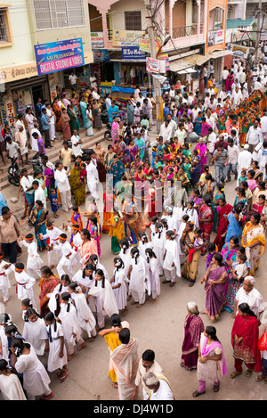 Foule indienne regardant défilé du festival au cours des fêtes d'anniversaire de Sathya Sai Baba. Puttaparthi, Andhra Pardesh, Inde Banque D'Images