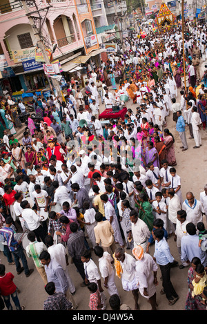 Foule indienne regardant défilé du festival au cours des fêtes d'anniversaire de Sathya Sai Baba. Puttaparthi, Andhra Pardesh, Inde Banque D'Images